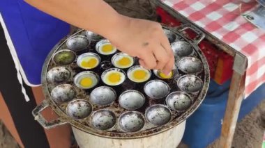 Usta bir aşçı dışarıda Tayland mutfağını tutkuyla pişiriyor.. 