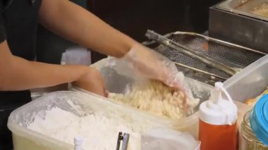 Usta bir aşçı dışarıda Tayland mutfağını tutkuyla pişiriyor.. 