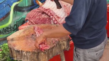 Usta bir aşçı dışarıda Tayland mutfağını tutkuyla pişiriyor.. 