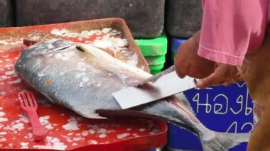Usta bir aşçı dışarıda Tayland mutfağını tutkuyla pişiriyor.. 