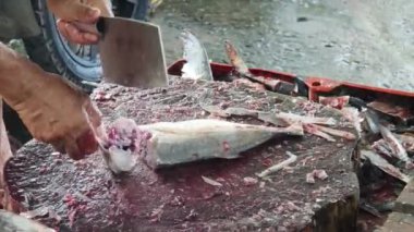 Usta bir aşçı dışarıda Tayland mutfağını tutkuyla pişiriyor.. 