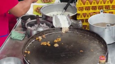 Usta bir aşçı dışarıda Tayland mutfağını tutkuyla pişiriyor.. 