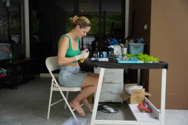 Epoksi reçinenin, doğal taşların ve yosunların sanat dekorunu yapma süreci..