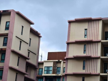 Tayland 'daki şehir binalarının pencere, kapı ve balkonlarının detaylı görüntüsü