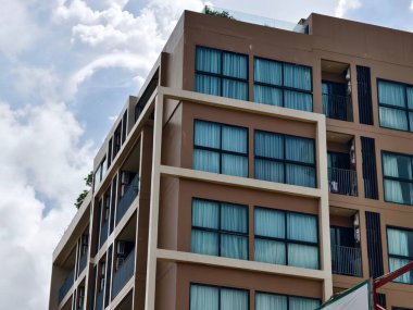 Tayland 'daki şehir binalarının pencere, kapı ve balkonlarının detaylı görüntüsü