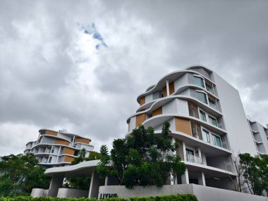 Tayland 'daki şehir binalarının pencere, kapı ve balkonlarının detaylı görüntüsü