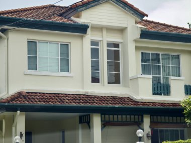 Tayland 'daki şehir binalarının pencere, kapı ve balkonlarının detaylı görüntüsü