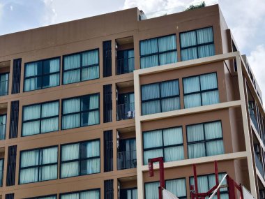 Tayland 'daki şehir binalarının pencere, kapı ve balkonlarının detaylı görüntüsü