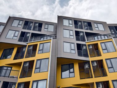Tayland 'daki şehir binalarının pencere, kapı ve balkonlarının detaylı görüntüsü