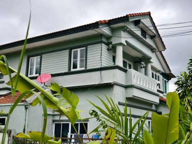 Tayland 'daki şehir binalarının pencere, kapı ve balkonlarının detaylı görüntüsü