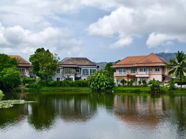 Tayland 'daki şehir binalarının pencere, kapı ve balkonlarının detaylı görüntüsü