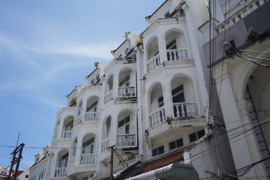 Tayland 'daki şehir binalarının pencere, kapı ve balkonlarının detaylı görüntüsü