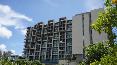 Tayland 'daki şehir binalarının pencere, kapı ve balkonlarının detaylı görüntüsü