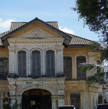 Tayland 'daki şehir binalarının pencere, kapı ve balkonlarının detaylı görüntüsü