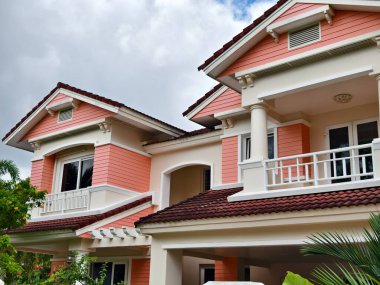 Tayland 'daki şehir binalarının pencere, kapı ve balkonlarının detaylı görüntüsü