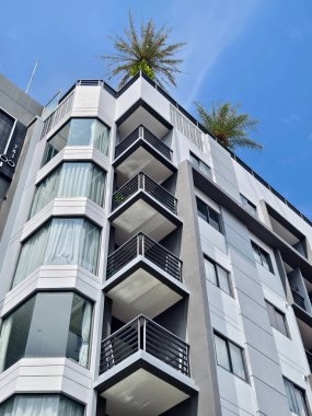 Tayland 'daki şehir binalarının pencere, kapı ve balkonlarının detaylı görüntüsü