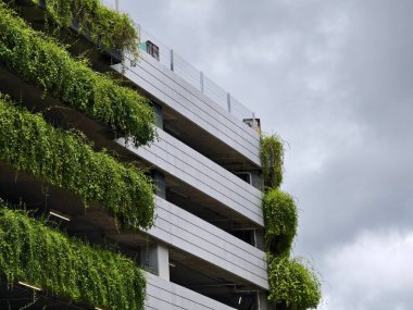 Tayland 'daki şehir binalarının pencere, kapı ve balkonlarının detaylı görüntüsü