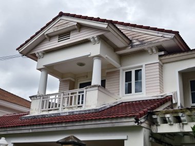 Tayland 'daki şehir binalarının pencere, kapı ve balkonlarının detaylı görüntüsü