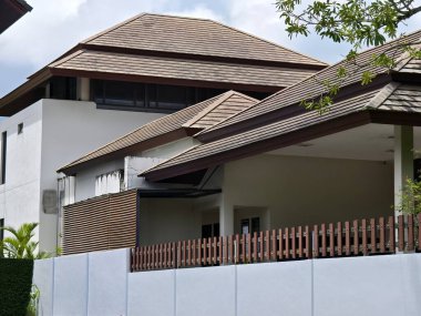 Tayland 'daki şehir binalarının pencere, kapı ve balkonlarının detaylı görüntüsü