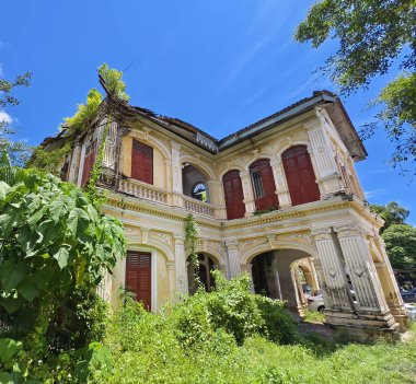Tayland 'daki şehir binalarının pencere, kapı ve balkonlarının detaylı görüntüsü