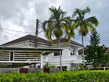 Tayland 'daki şehir binalarının pencere, kapı ve balkonlarının detaylı görüntüsü