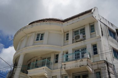 Tayland 'daki şehir binalarının pencere, kapı ve balkonlarının detaylı görüntüsü