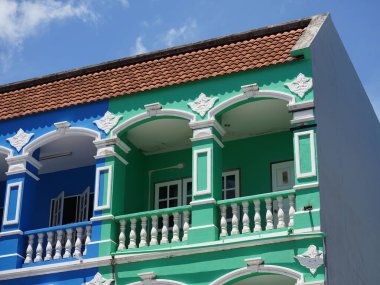 Tayland 'daki şehir binalarının pencere, kapı ve balkonlarının detaylı görüntüsü