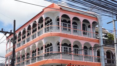 Tayland 'daki şehir binalarının pencere, kapı ve balkonlarının detaylı görüntüsü