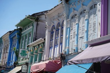 Tayland 'daki şehir binalarının pencere, kapı ve balkonlarının detaylı görüntüsü