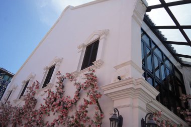 Tayland 'daki şehir binalarının pencere, kapı ve balkonlarının detaylı görüntüsü