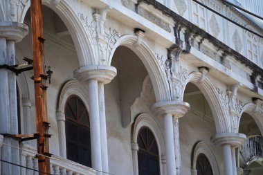 Tayland 'daki şehir binalarının pencere, kapı ve balkonlarının detaylı görüntüsü