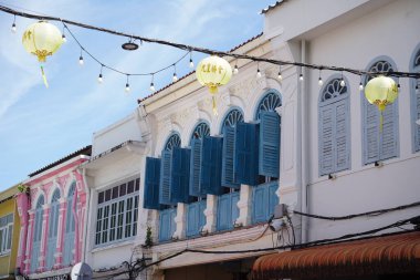 Tayland 'daki şehir binalarının pencere, kapı ve balkonlarının detaylı görüntüsü