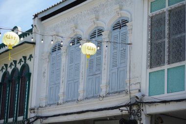 Tayland 'daki şehir binalarının pencere, kapı ve balkonlarının detaylı görüntüsü