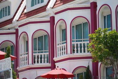 Tayland 'daki şehir binalarının pencere, kapı ve balkonlarının detaylı görüntüsü