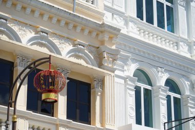 Tayland 'daki şehir binalarının pencere, kapı ve balkonlarının detaylı görüntüsü