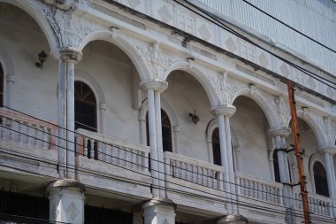 Tayland 'daki şehir binalarının pencere, kapı ve balkonlarının detaylı görüntüsü