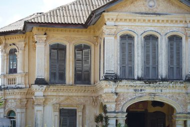 Tayland 'daki şehir binalarının pencere, kapı ve balkonlarının detaylı görüntüsü
