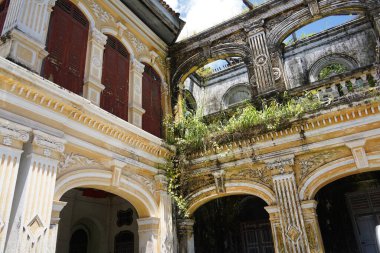 Tayland 'daki şehir binalarının pencere, kapı ve balkonlarının detaylı görüntüsü
