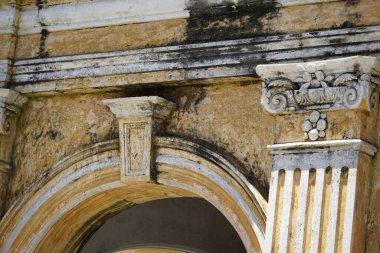 Tayland 'daki şehir binalarının pencere, kapı ve balkonlarının detaylı görüntüsü