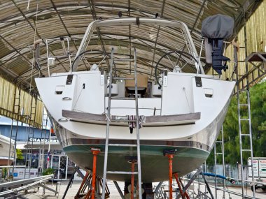 Bir tekne, temel bakım, hazırlık ve aletler için kapaklı bir yapının altında dikkatlice kaldırılır.