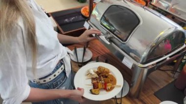 Bir kadın, modern bir kafe ortamında hoş bir yemeğin tadını çıkarıyor.