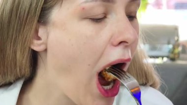 Bir kadın, modern bir kafe ortamında hoş bir yemeğin tadını çıkarıyor.