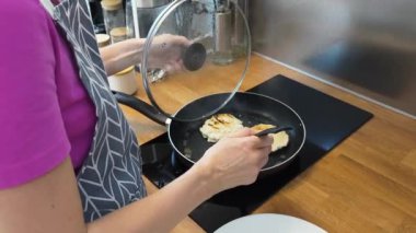 Modern mutfakta ızgara tavuk köftesi pişiren yetenekli bir şef.