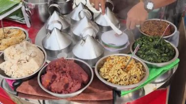 Usta bir aşçı dışarıda Tayland mutfağını tutkuyla pişiriyor.. 