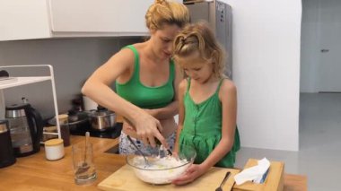 Bir anne ve kız, bu aktiviteyi keşfederken güvenli bir şekilde paten kaymaya hazırdır.