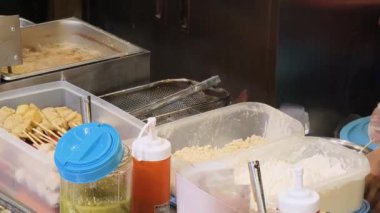 Usta bir aşçı dışarıda Tayland mutfağını tutkuyla pişiriyor.. 