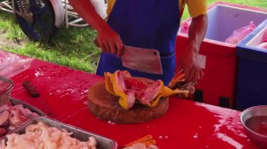 Usta bir aşçı dışarıda Tayland mutfağını tutkuyla pişiriyor.. 