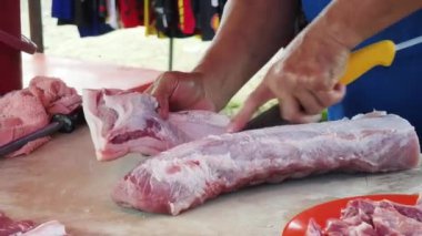 Usta bir aşçı dışarıda Tayland mutfağını tutkuyla pişiriyor.. 