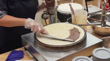 Usta bir aşçı dışarıda Tayland mutfağını tutkuyla pişiriyor.. 