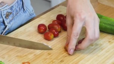 Çağdaş mutfakta Chiken Shawarma 'yı hazırlayan genç bir kadın.